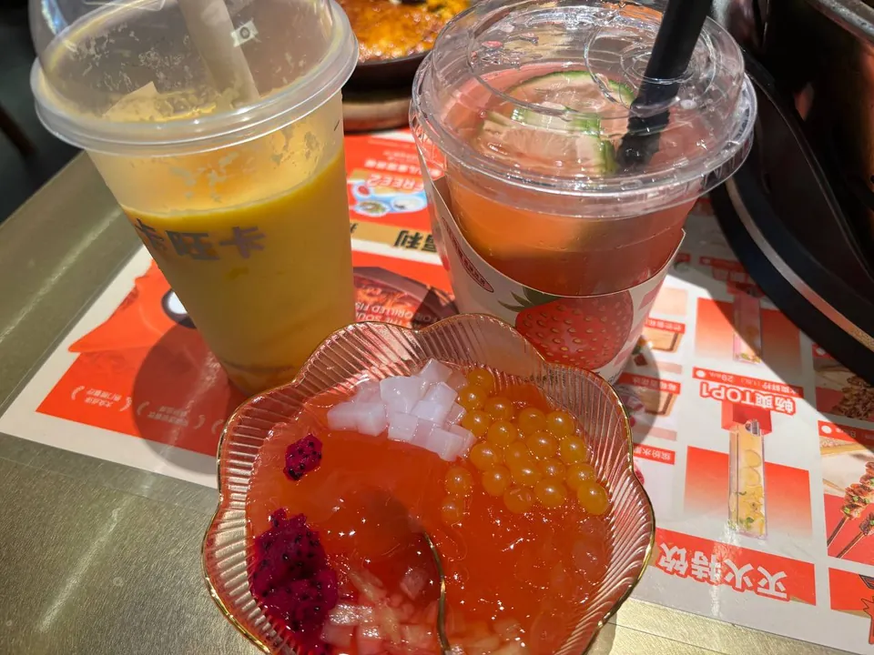 Fruit drinks and a bowl of jelly dessert with tapioca pearls.