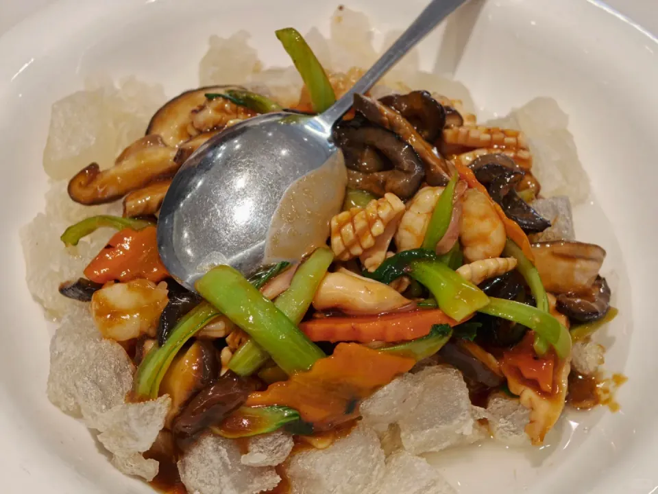 Stir-fried seafood and vegetables served over crisp rice pieces.