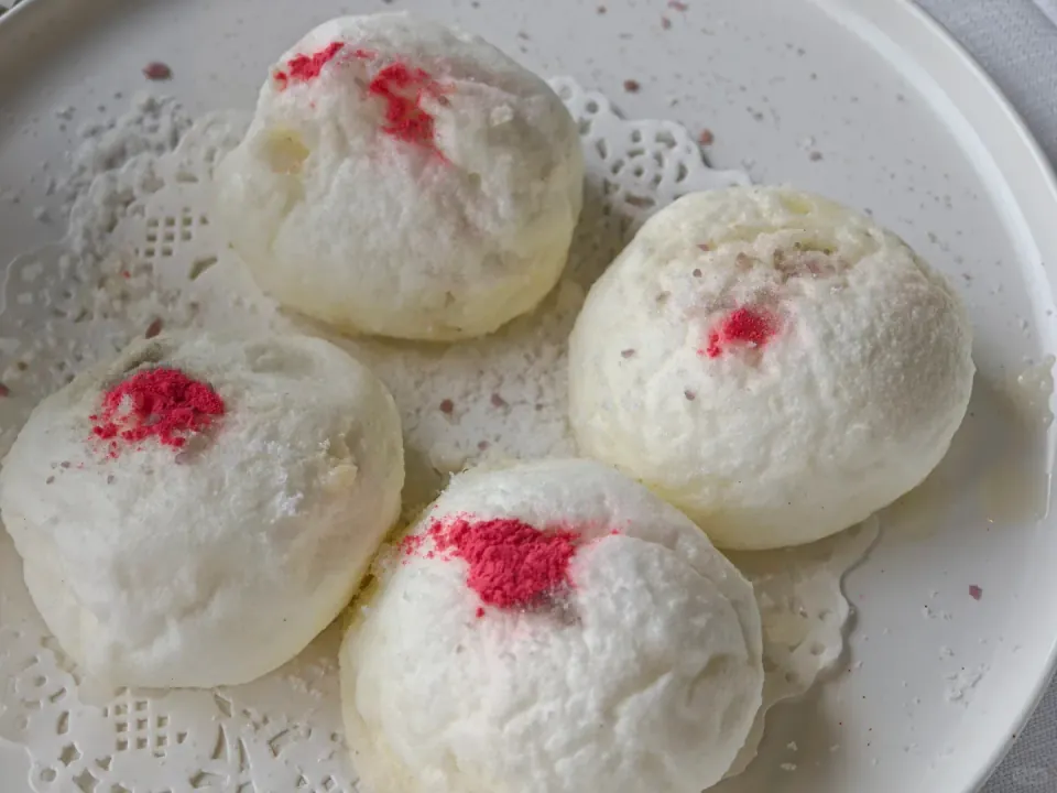 Four airy red-bean-paste desserts dusted with sugar and pink powder.