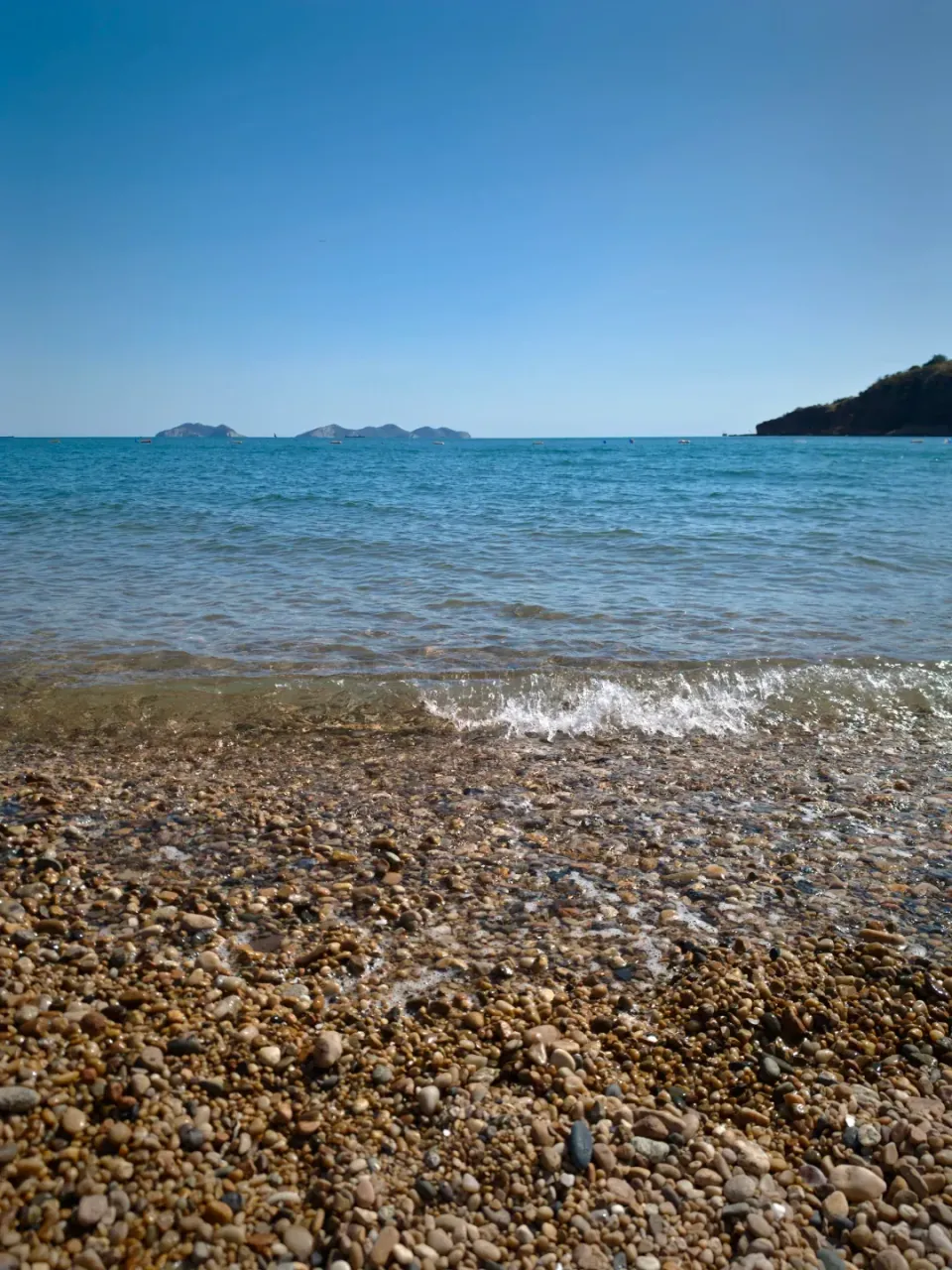 Clear waves washing over the pebbles at Bangchuidao Beach.
