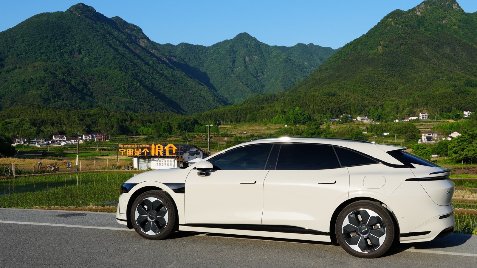 极氪 007GT 停在山路旁